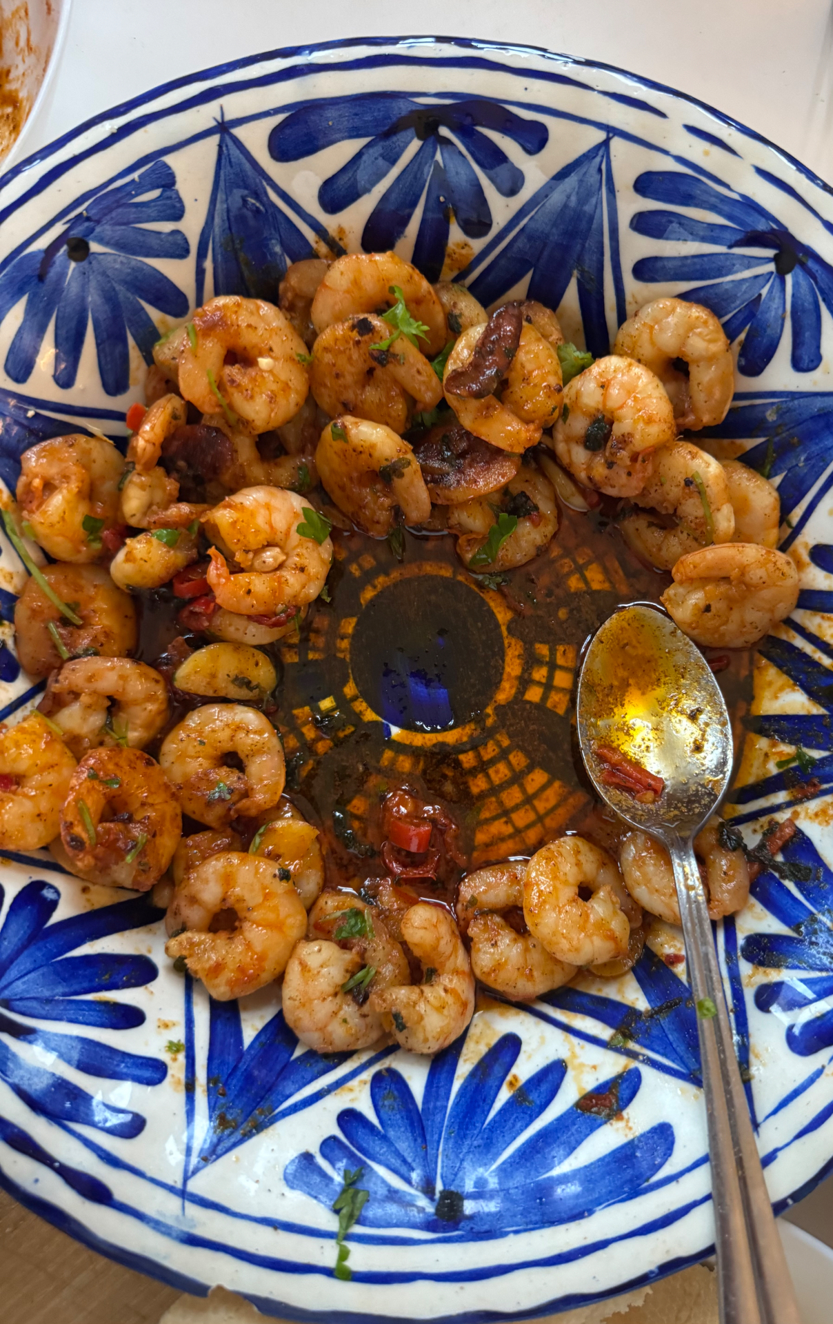 Piri-piri gambas i en blå-vit portugisisk skål