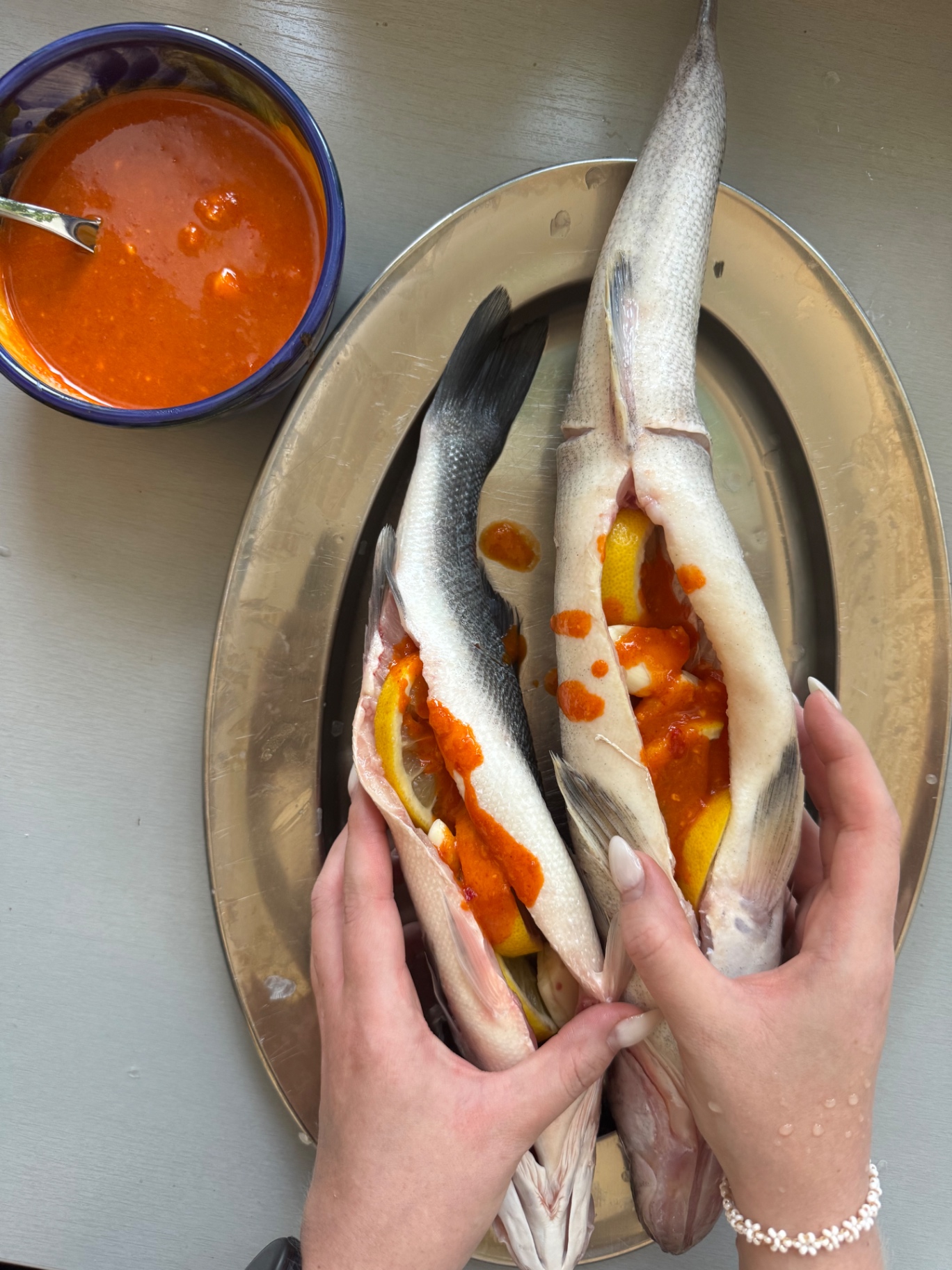 Fiskarnas bukhålor fylls med citron, vitlök och piri-piri-marinad