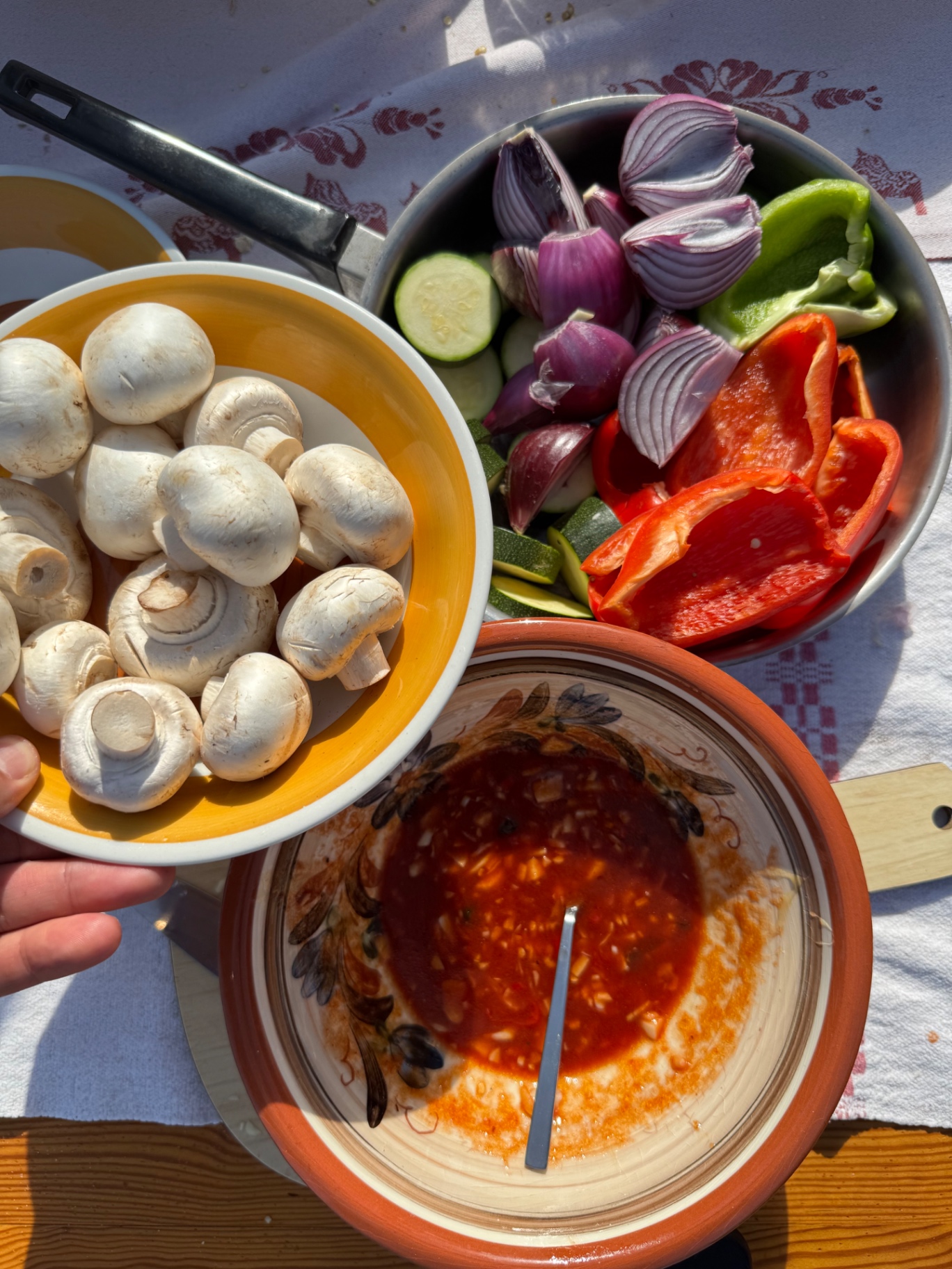 Champinjoner, paprika, zucchini och rödlök bredvid skålen med marinad