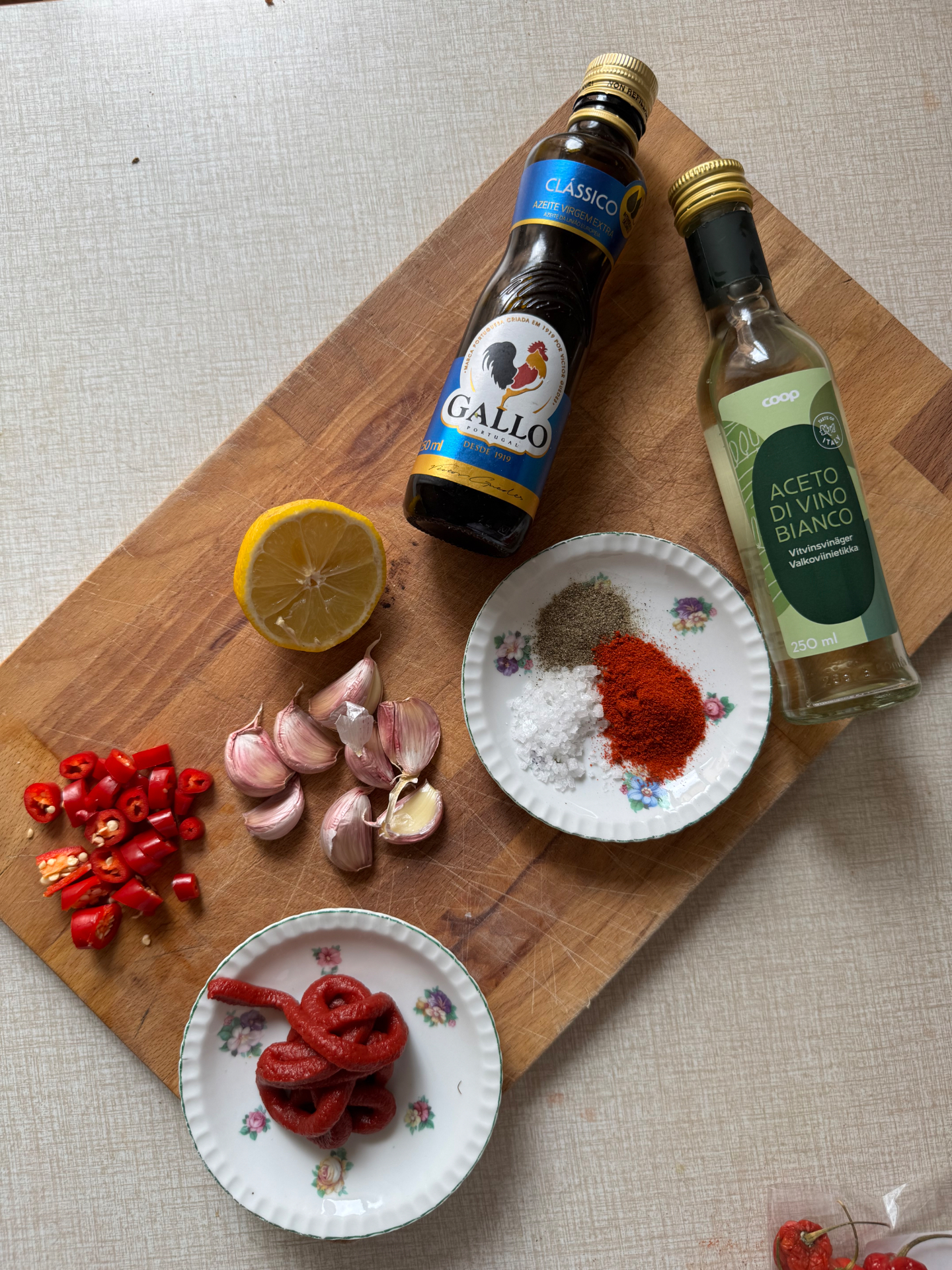 Skärbräda med Gallo-olivolja, vitvinsvinäger, vitlök, chili, flor de sal, paprika och tomatpuré