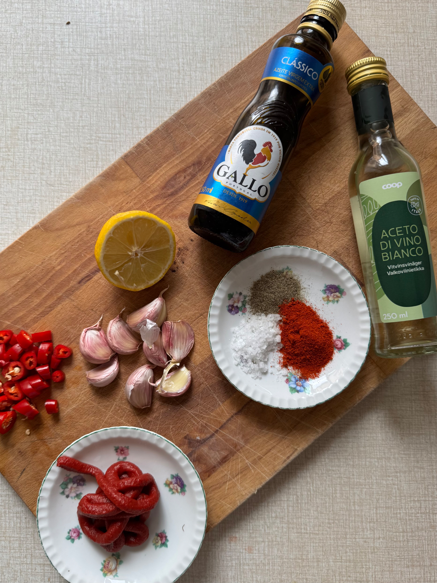 Ingredienser till piri-piri-marinad på skärbräda