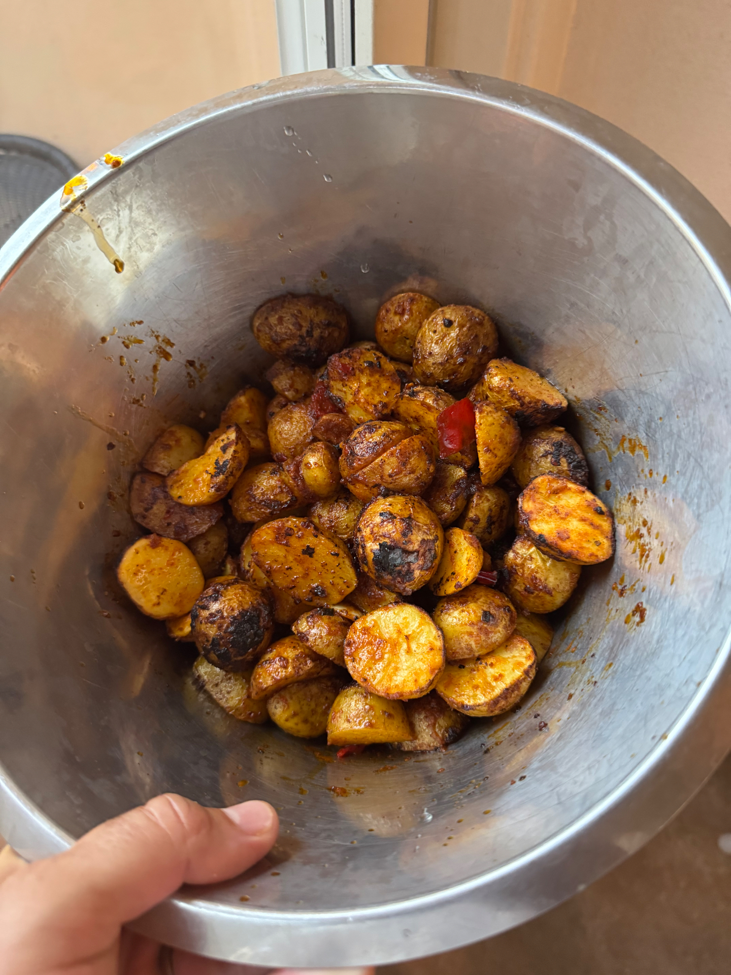 Färdiga piri-piri-potatisar med krispiga kanter i en stålskål
