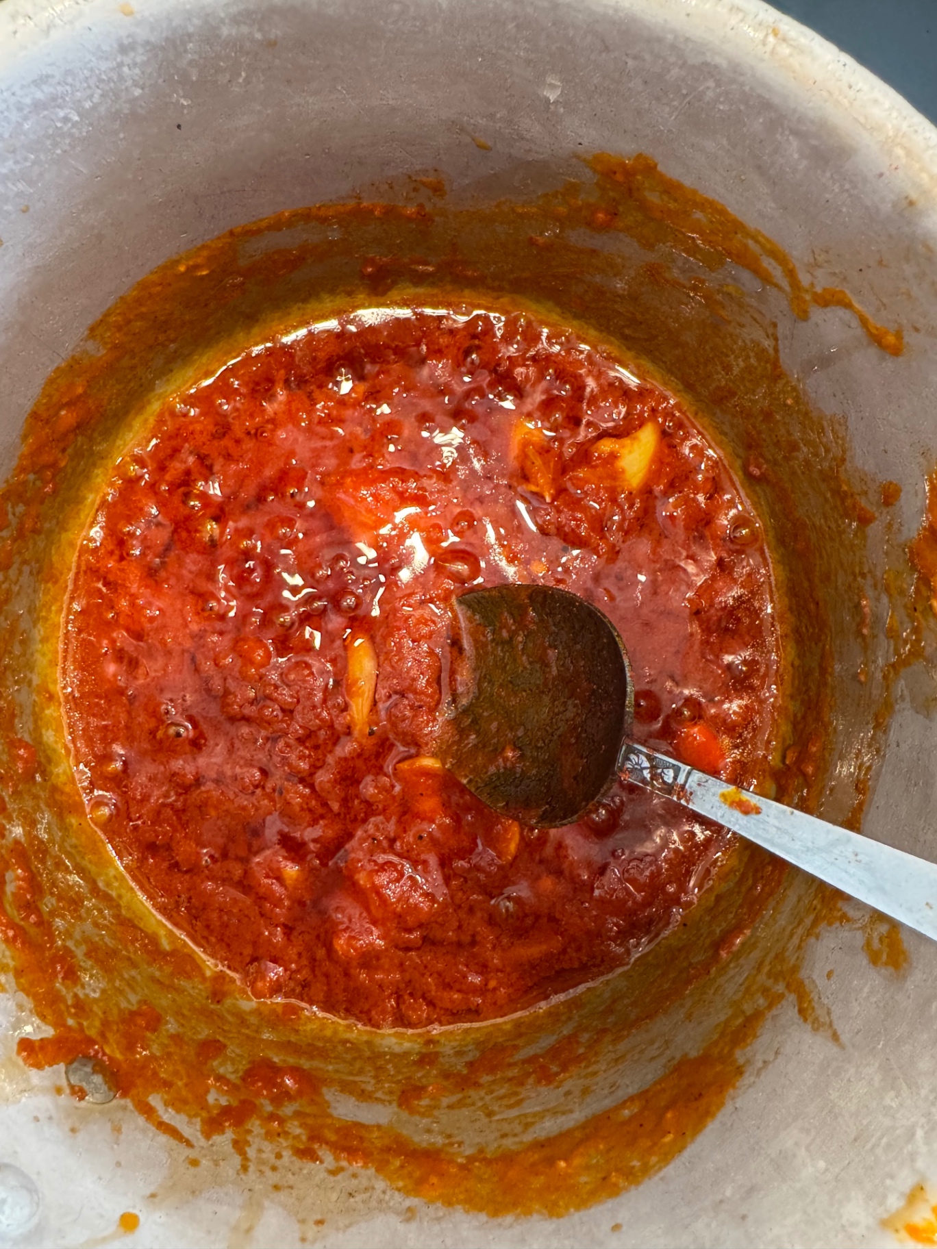 Piri-piri-marinad kokas ihop i skål