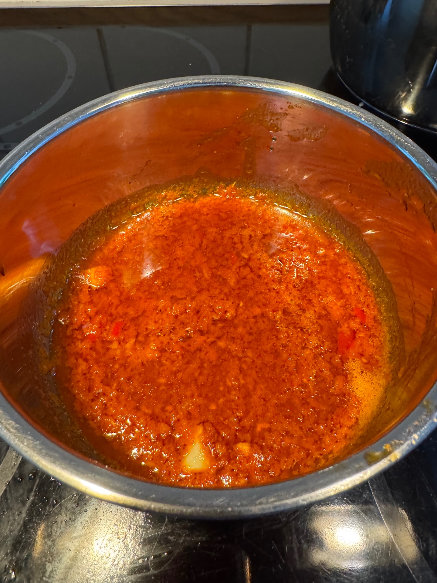 Piri-piri-olja som kokas upp med smör i en kastrull