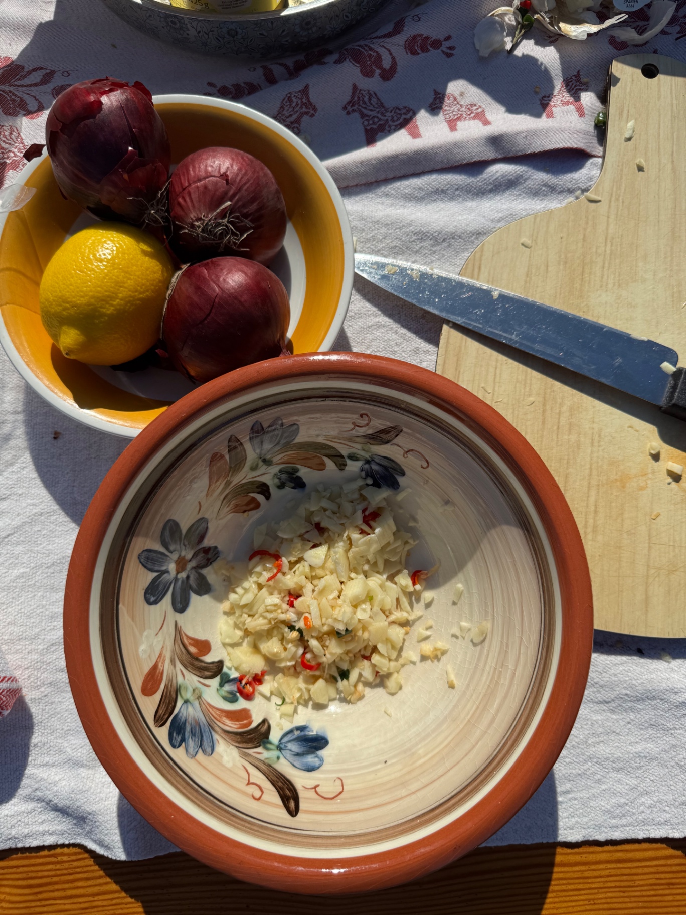 Finhackad vitlök och piri-piri i en portugisisk lerskål