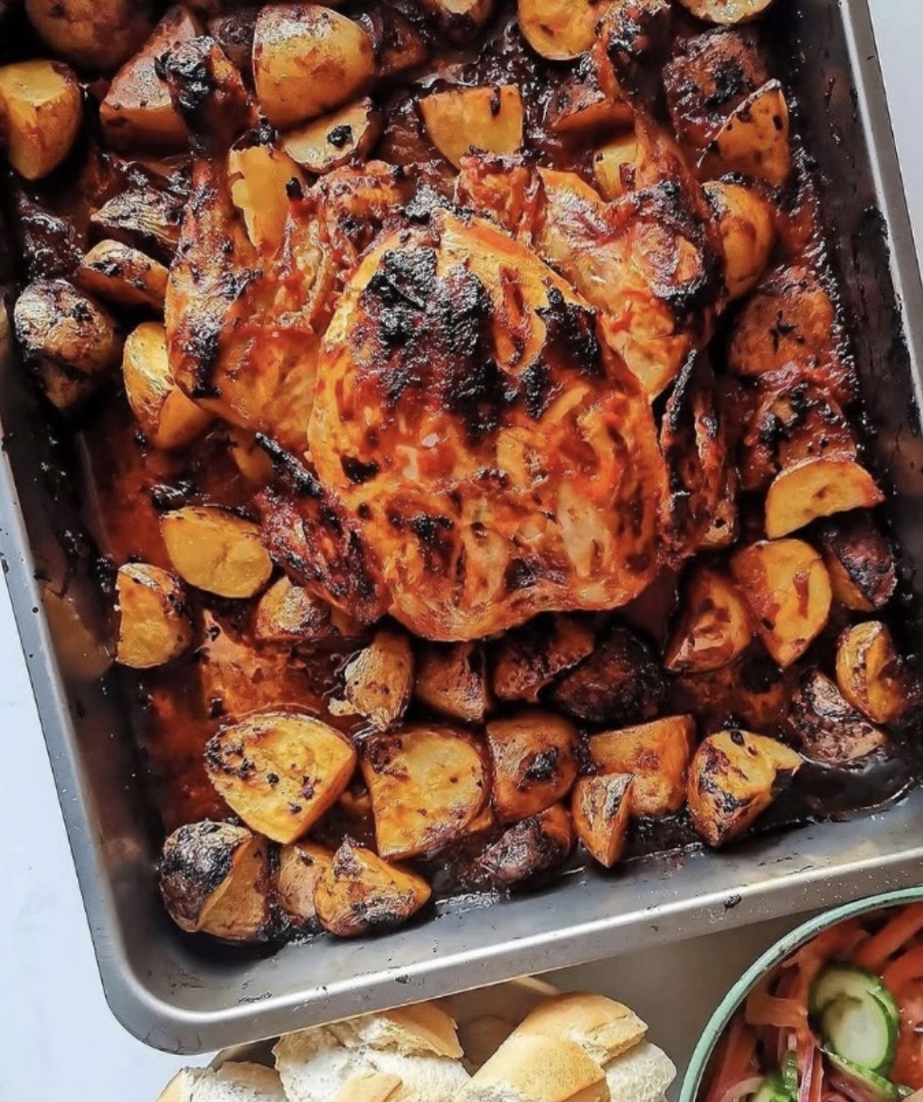 Hel piri-piri-kyckling i långpanna med rostad potatis