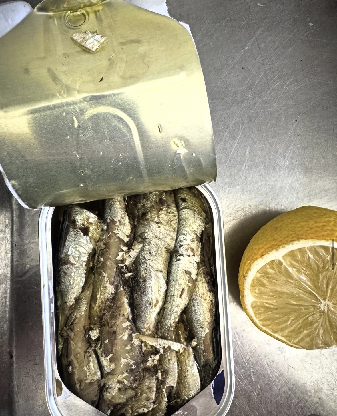 Öppnad konserv med portugisiska sardiner i olja
