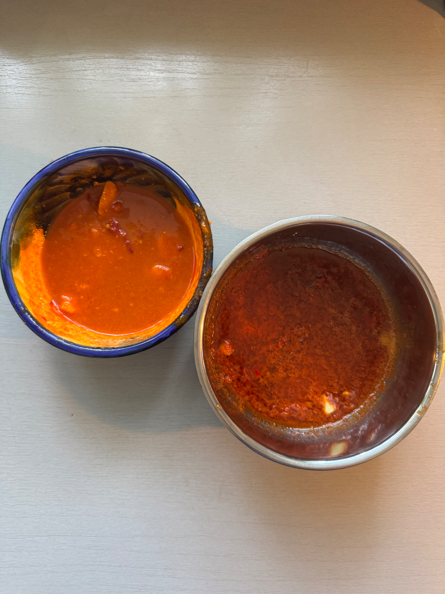 Två skålar med piri-piri-marinad, en rå och en kokt