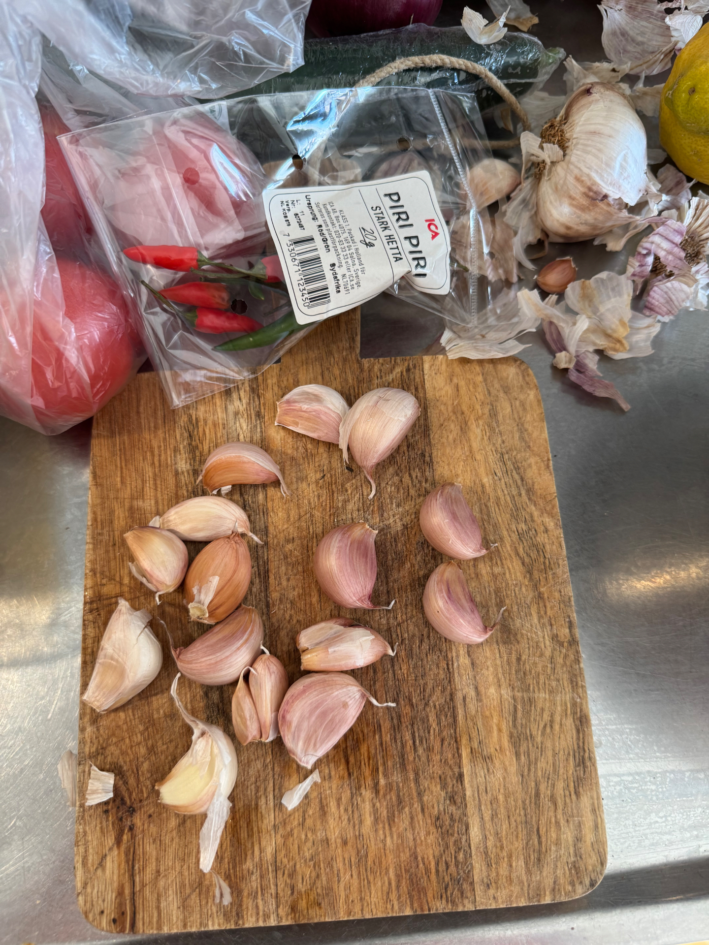 Piri-piri-chili och vitlök på skärbräda