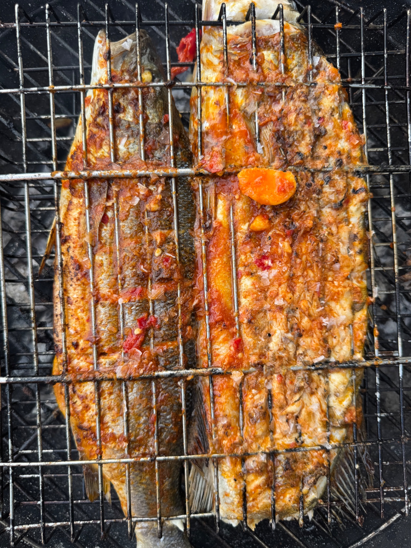 Färdiggrillad piri-piri-fisk med knaprigt skinn i grillgaller