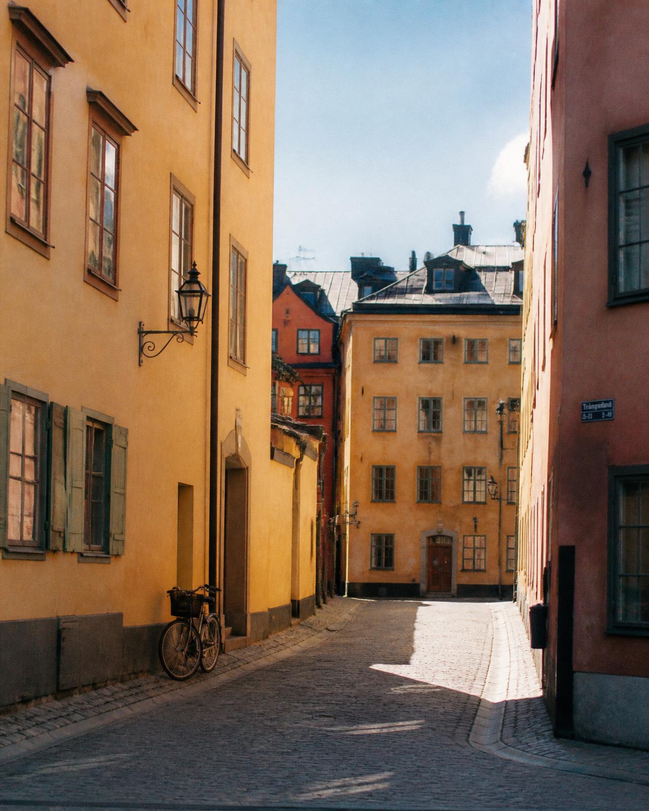 Kullerstensgata i Gamla Stan en sommareftermiddag